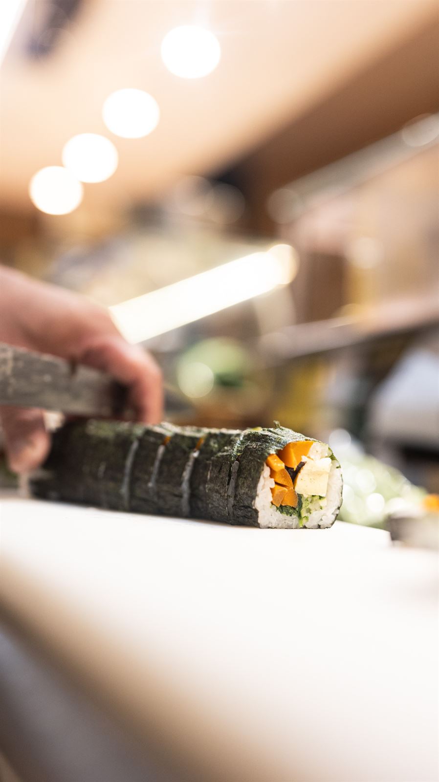 Itamae cortando un maki