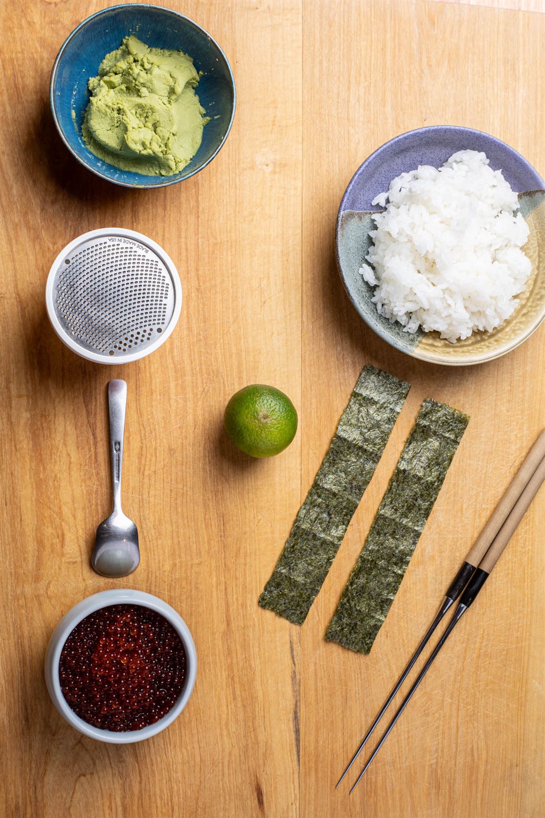 Wasabi, ikura y nori sobre la mesada