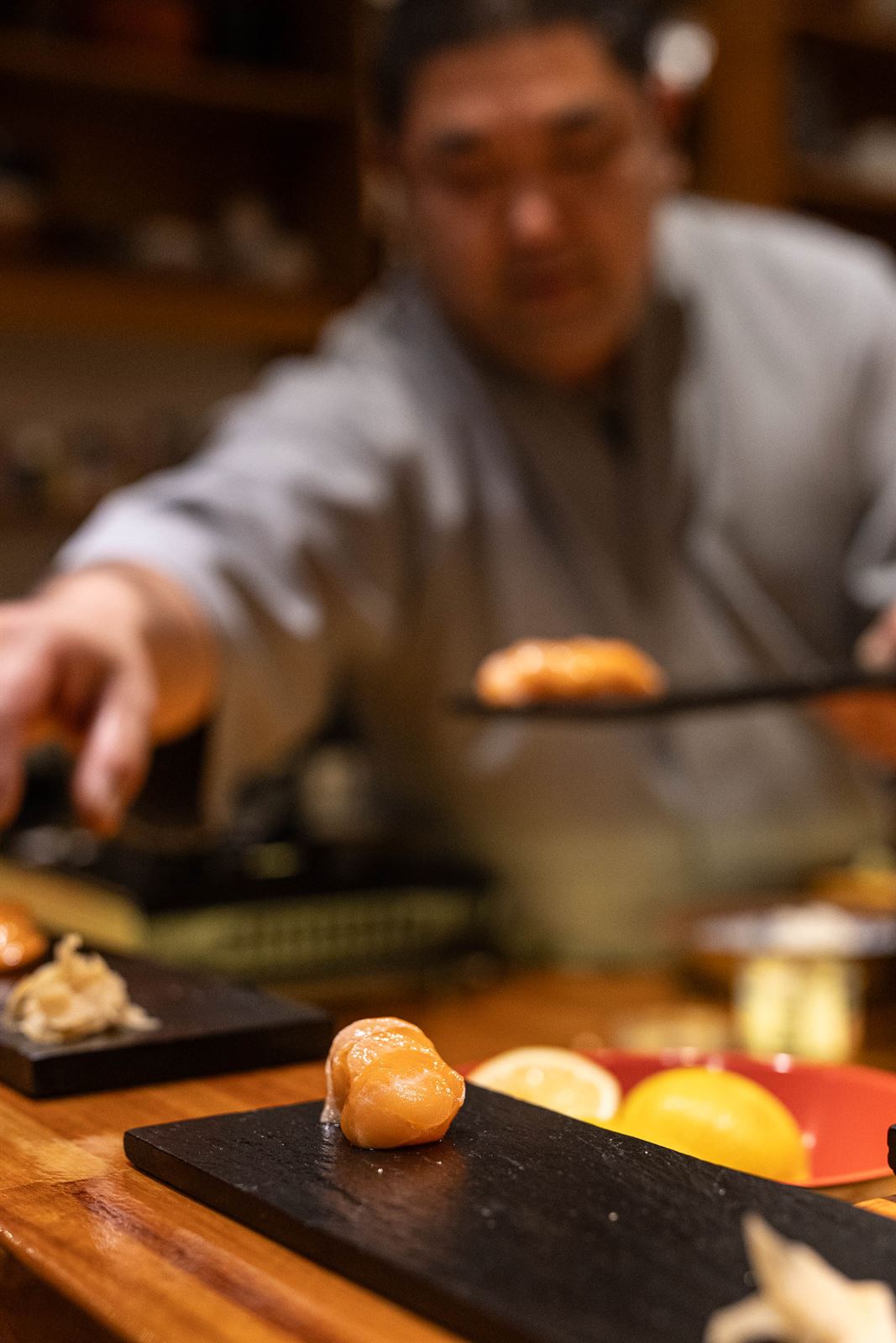 El itamae sirviendo nigiri en la barra