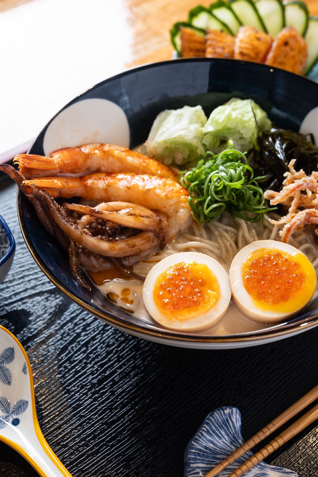 Ramen Kaizen con langostinos, calamar y huevo con ikura