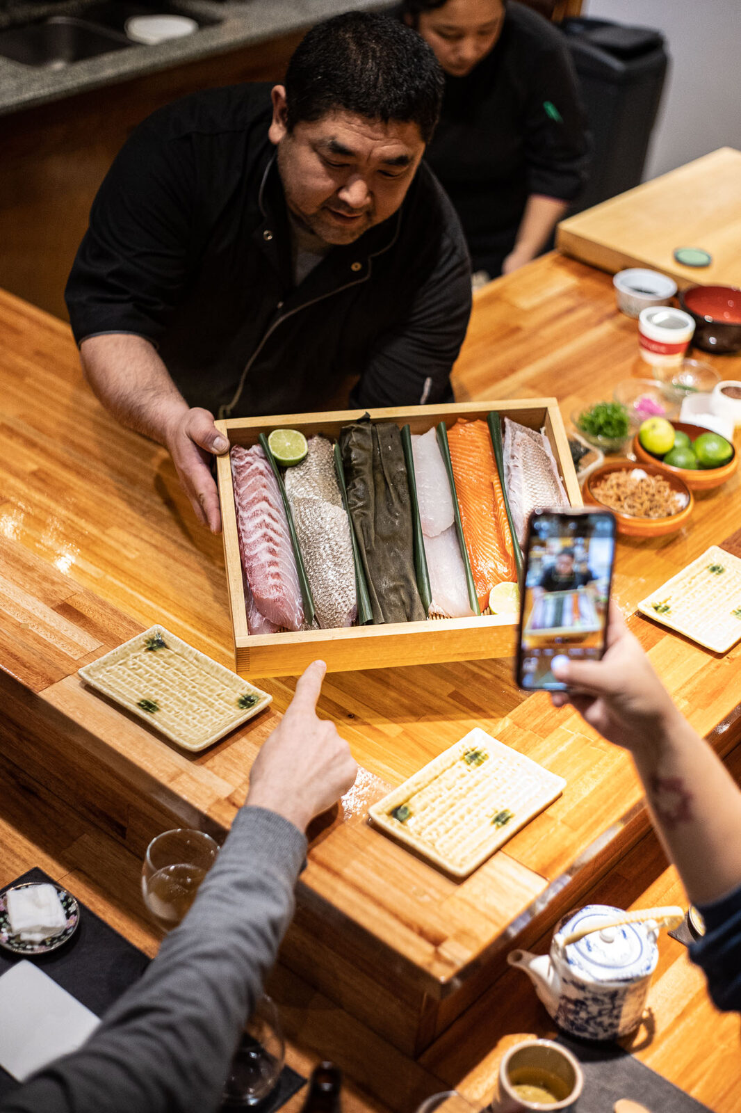 Presentación de la pesca del día en la cena omakase
