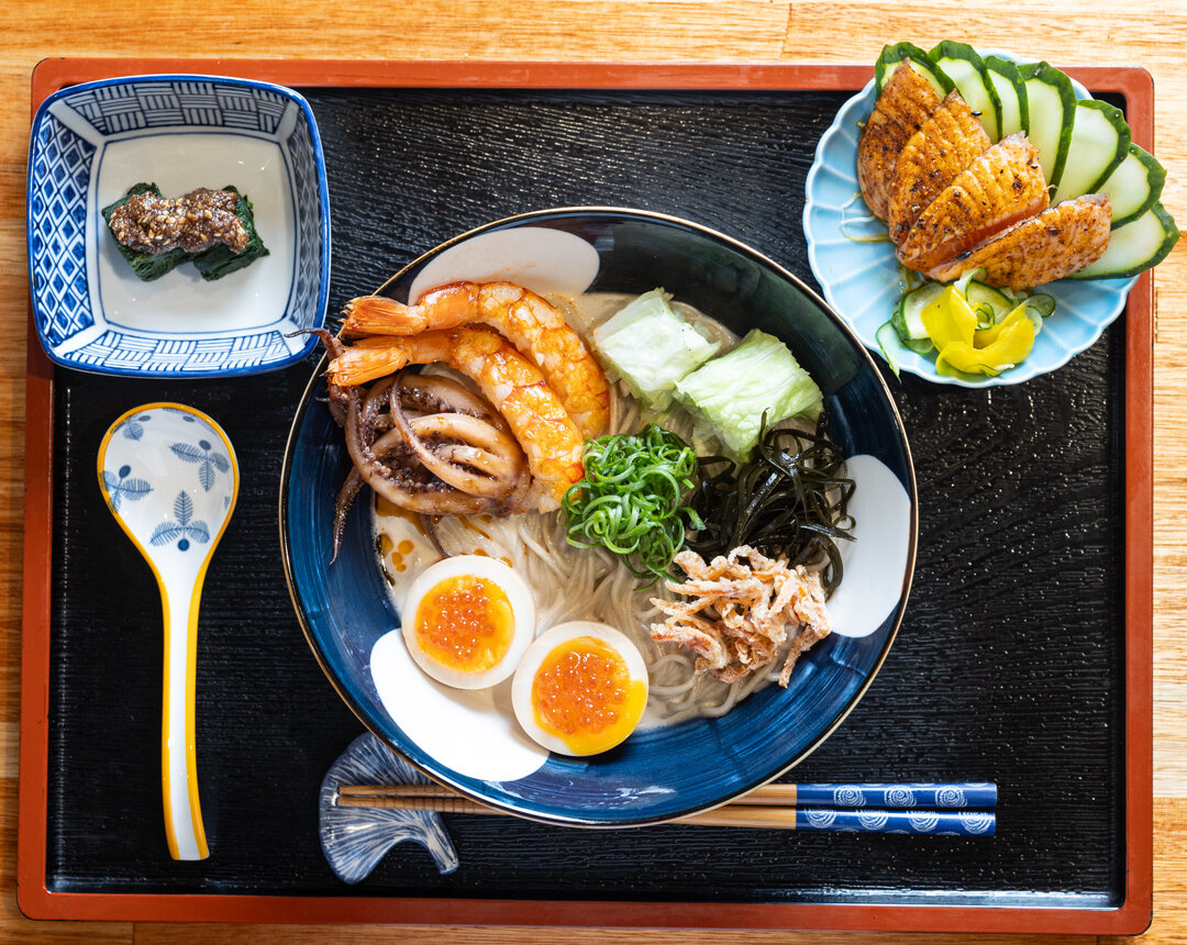 Bandeja teishoku con platitos variados